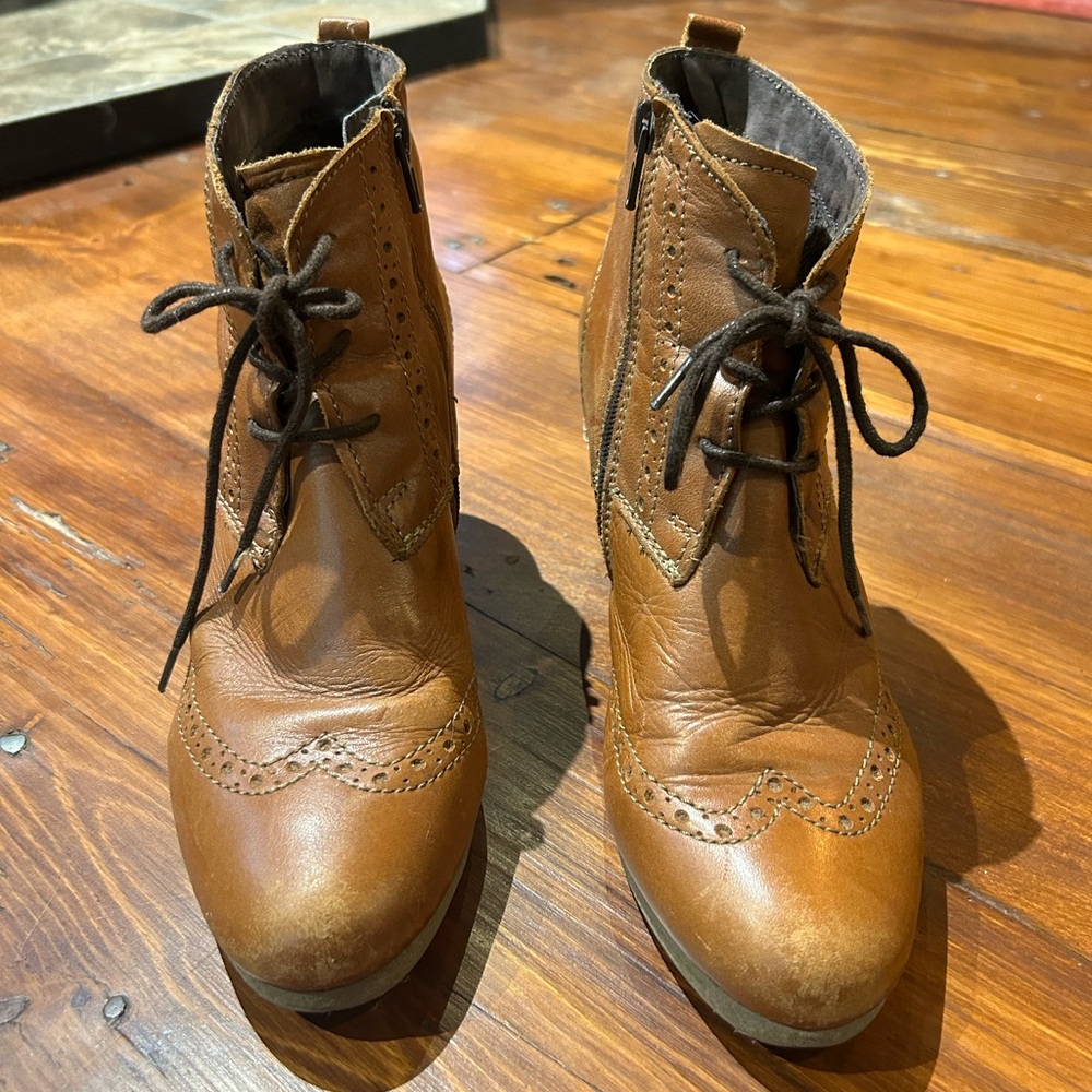 Eric Michael wedge lace up shoe, size 8